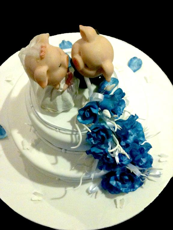 Pigcouple Blue Roses Wedding Cake